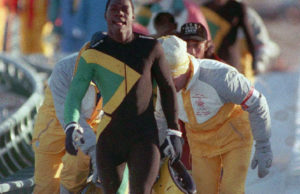 A onda u trenutku kao iz bajke, iako dobro ugruvani sportski junaci sa Jamajke odlučuju da ipak pređu liniju cilja. Izlaze iz boba i u laganoj šetnji gurajući polako bob prelaze liniju cilja na oduševljenje prisutne publike.