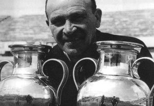 Bela Gutman je dvaput u nizu osvajao Kup šampiona. U leto 1961. godine pobedio je Barselonu u finalu sa 3:2, a sledeće godine je u finalu gubio od Reala sa 2:0 i 3:2, a ipak uspeo da pobedi sa 5:3. Nakon osvajanja drugog Kupa šampiona, Gutman je od čelnika kluba zatražio skromno povećanje plate, međutim, predsednik kluba ga je drsko odbio. Razočarani Mađar je tada rekao osvetničku rečenicu i ispostavilo se bacio kletvu na Benfiku koja i dan dans odzvanja u ušima svih pristalica lisabonskog kluba: "Od sada, pa za 100 narednih godina, nećete osvojiti niti jedan evropski trofej."
