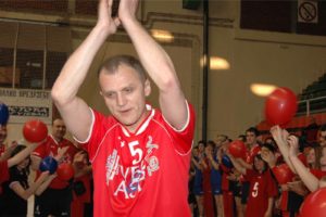 Ipak, nigde mu nije bilo lepše nego u domovini, pa je 2003. godine potpisao za Radnički iz Kragujevca, gde je planirao da završi igračku karijeru. Posle tri godine u kojima je predvodio kao kapiten tim iz Kragujevca i u kojima je bio jedan od najzaslužnijih za veliku ekspanziju odbojke u prestonici Šumadije, Dejan Brđović je sa tačno 40 godina života odlučio da ode u odbojkašku penziju.
