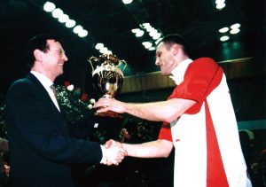 Na čelu sa Dejanom Brđovićem, Zvezda se vrlo brzo vratila u elitni rang i postala ekipa koja je igrala značajnu ulogu u šampionatu Jugoslavije. U sezoni 1989/90, zauzeli su treće mesto u prvenstvu, a 1992. godine drugo mesto i osvojili pehar pobednika Kupa. Na kraju te sezone Dejan se prvi put oprostio od dresa Zvezde i otišao u “pečalbu”, ali se u klub vratio u sezoni 1997/98 i kao kapiten ponovo osvojio trofej u nacionalnom kupu. Potom je opet otišao u inostranstvo, ali se treći put u redovima Zvezde našao u sezoni 2002/03 i kao daleko najiskusniji u timu predvodio “crveno-bele” do šampionske titule, prve za klub posle pauze od 29 godina.
