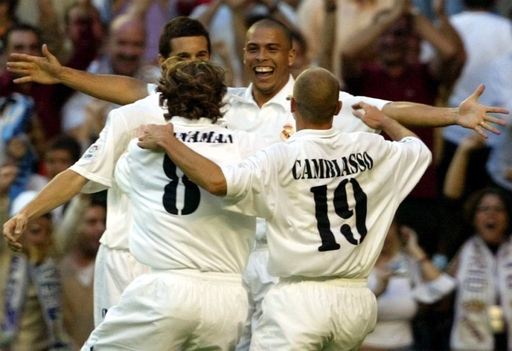 Ronaldo Nazario de Lima proslavlja sa saigračima svoj prvi gol za Real. 
