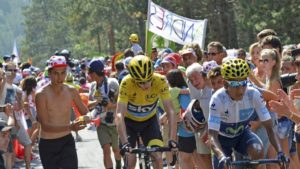 Na nešto više od 50 kilometara pre kraja 14. etape Tur de Fransa 2015. godine, koja je bila dugačka 178.5 kilometara i koja se vozila od Rodeza do Mendea (na toj etapi trijumfovao je Stefan Kamings), jedan gledalac koji očigledno ne voli Krisa Fruma i smatra ga prevarantom, odlučio se za nesvakidašnji potez. Uz povike “Dopingovani, dopingovani!”, prosuo je jednu posudicu punu u tom trenutku nepoznate tečnosti na glavu Krisa Fruma. Ispostaviće se kasnije po tvrdnjama iz tima Skaj, nekoliko biciklista koji su bili u blizini incidenta, ali i samog Fruma, da se u posudi nalazio urin.