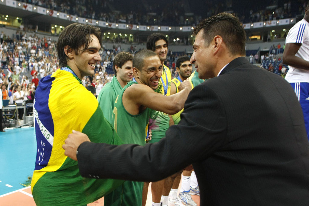 Odbojkaši Brazila pobedili su posle velike borbe Srbiju u finalu Svetske lige 2009. godine.