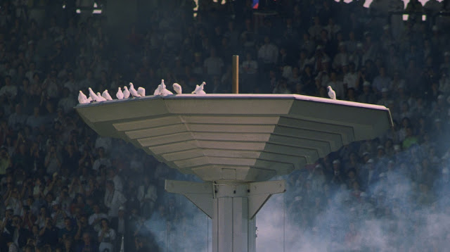 Golubovi su se poređeli na platformu na kojoj je trebala da bude upaljena olimpijska vatra. 
