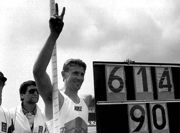 Sergej Bubka je u Sestrijereu u julu 1994. godine postavio letvicu na već preko 20 godina nedodirljivu visinu. U italijanskom mestu, više poznatom po takmičenjima u zimskim sportovima nego u atletici, Bubka je impresivnim skokom preskočio 6,14 metara iz prvog pokušaja a tom rezultatu niko nije uspeo ni da se približi na otvorenom.