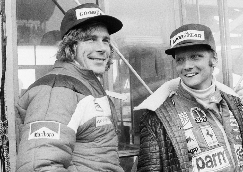 Sa jedne strane je Niki Lauda, sa druge Džejms Hant, jedan je bio kao voda, drugi kao vatra. Jednog vodi racio, drugog testosteron. Suparnici u mitskom okršaju sedamdesetih godina na stazama Formule 1. Rivalstvo dvojice legendarnih vozača bilo je isključivo i samo na stazi. Lauda i Hant bili su veoma dobri prijatelji van staze, ali su ulaskom u bolide sve to ostavljali daleko iza sebe.