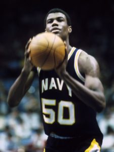 Igrajući za vojni koledž Navi, Dejvid Robinson je postao jedan od najboljih igrača NCAA lige.