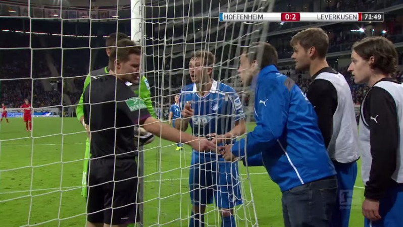 Igrači Hofenhajma pokazivali su sudiji da je lopta sa spoljne strane ušla u gol.