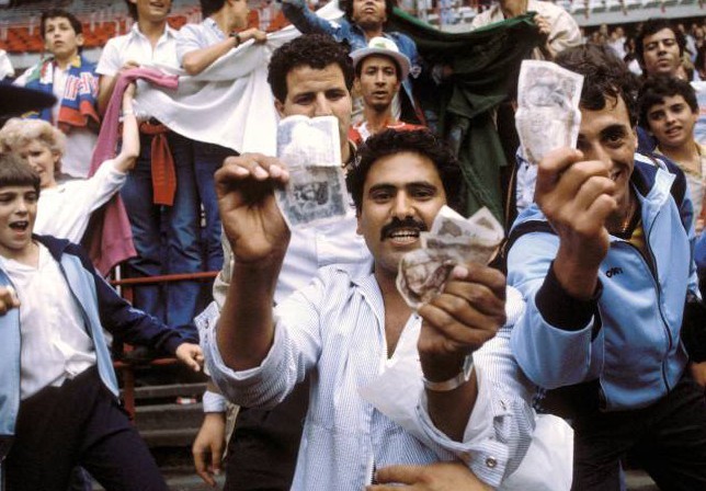 Publika u Hihonu bila je zgrožena, alžirski navijači su mahali novčanicama i belim maramicama. Neutralna domaća publika je skandirala "Napolje, napolje", a jedan postiđeni nemački navijač čak je zapalio zastavu svoje zemlje!