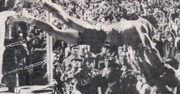 Mate Parlov skače "lastu" u publiku posle pobede protiv Adinolfija.