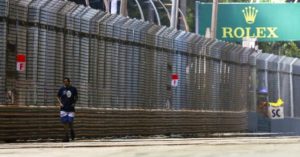 Kad navijač prošeta stazom tokom trke Formule 1 fb