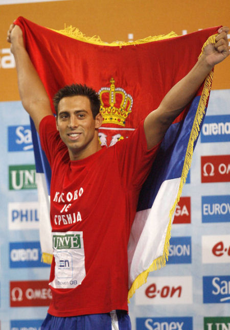 Milorad Čavić se na ceremoniji dodele medalja pojavio u majici na kojoj je pisalo "Kosovo je Srbija".