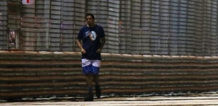 Kad navijač prošeta stazom tokom trke Formule 1