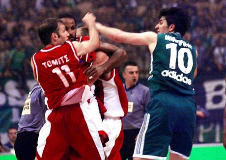 Dejan Bodiroga se totalno razbesneo pošto ga je udario Milan Tomić.