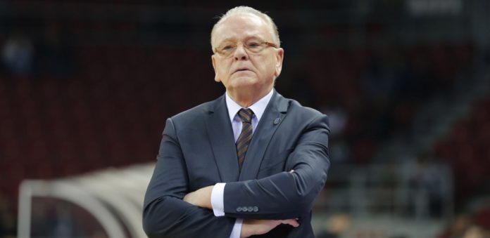 Pninijev udarac laktom Krstića, koji je razbesneo Dudu Ivkovića Pninijev udarac laktom Krstića, koji je razbesneo Dudu Ivkovića