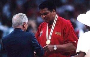 Sama činjenica da veliki šampion više nije posedovao medalju koju je osvojio u Rimu navela je tadašnje čelnike MOK-a da mu u poluvremenu finalne utakmice košarkaškog turnira na Olimpijskim igrama u Atlanti 1996. godine između Amerike i Jugoslavije iz ruku tadašnjeg predsednika Huana Antonija Samarana uruče kopiju zlatne olimpijske medalje sa Igara u Rimu.