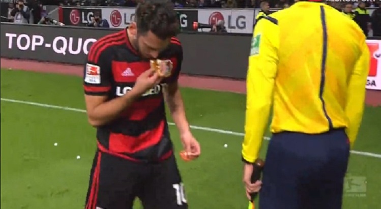 Hakan Čalhanoglu je poljubio hranu pre nego što je izneo van terena.