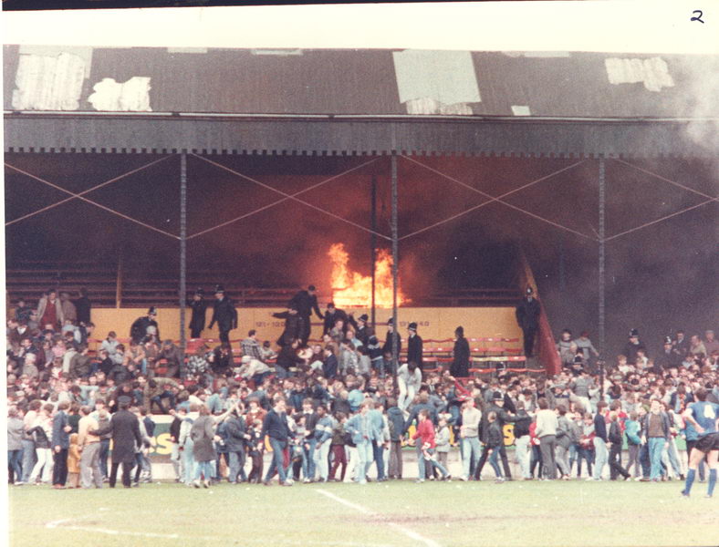 Bredfordska tragedija - Početak požara na stadionu u Bredfordu. 
