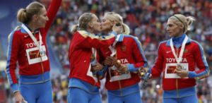 Atletičarke Rusije - Drugarski poljubac u usta ili "šamar" Putinu