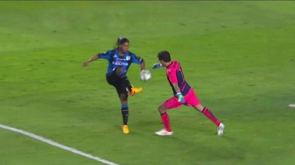 Ronaldinjo uzima loptu golmanu Santos Lagune.