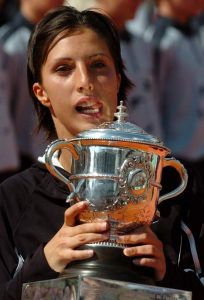  I kada je u četvrtom kolu Svetlana Kuznjecova imala meč lopte protiv nje, delovalo je da će to biti novi ne baš sjajan nastup za Miskinu u Bulonjskoj šumi, ali uspela je Anastija da spasi meč lopte protiv zemljakinje, a potom i trijumfuje u tom meču. To joj je očigledno bila neverovatna injekcija samopouzdanja, pa je potom bez većih problema savladala Venus Vilijams, Dženifer Kaprijati i u finalu Elenu Dementijevu (bilo je to prvo rusko finale na Grend slem turnirima), na iznenađenje ljubitelja tenisa osvojila titulu na Rolan Garosu, postala prva Ruskinja koja je osvojila Grend slem titulu u singlu, ali i došla do trećeg mesta na WTA listi. 