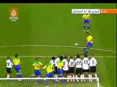 Ronaldinjo je fantastično izveo slobodan udarac.