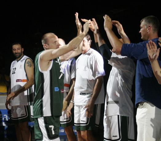 30. juna 2005. godine mnogobrojna publika u prepunoj hali “Tivoli” u Ljubljani prisustvovala je spektaklu nazvanom “Veče velikana” (Tekma Velikanov), u kojem je poslednji košarkaški meč odigrao Jurij Zdovc. Na jednoj strani bila je ekipa Olimpije, koju su kao treneri predvodili Božidar Maljković i Zmago Sagadin, a za koju su nastupali mnogi bivši i tadašnji igrači ovog ljubljanskog velikana: Raša Nesterović, Šarunas Jasikevičijus, Jirži Velš, Marko Milić, Peter Vilfan... dok je na drugoj strani bila ekipa sastavljena uglavnom od Zdovcovih bivših saigrača, koju su kao treneri predvodili Željko Obradović i “Duda” Ivković, a za koju su između ostalih igrali: Toni Kukoč, Vlade Divac, Dino Rađa, Aleksandar Đorđević, Predrag Danilović, Žarko Paspalj i Panajotis Janakis. Jure Zdovc, koji je tog dana primljen i u slovenačku kuću slavnih, igrao je po poluvreme za obe ekipe, a u revijalnom meču na kraju je trijumfovala ekipa Olimpije. Ipak, ceo taj spektakularni oproštaj Zdovca od košarke najviše je obeležio jedan detalj.