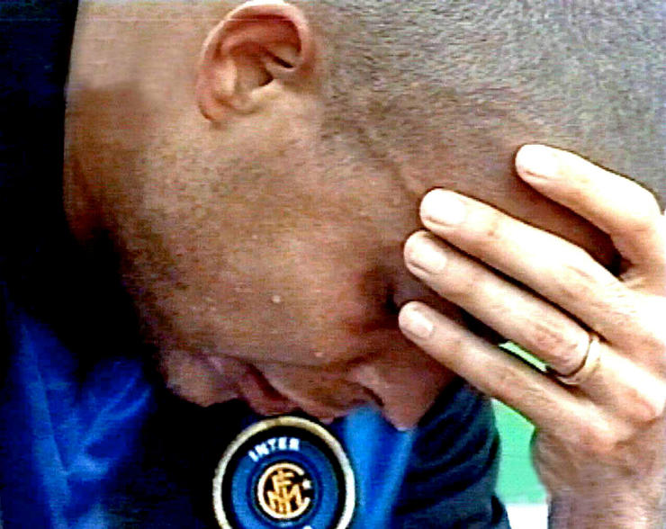 Ronaldo plače na klupi Intera posle gubitka Skudeta. 