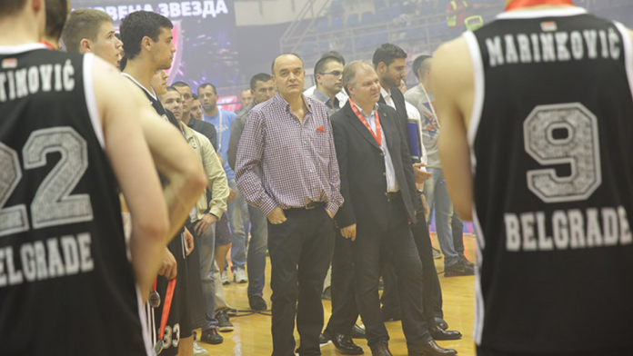 Kada je Duško Vujošević tražio od igrača Partizana da aplaudiraju igračima Zvezde Kada je Duško Vujošević tražio od igrača Partizana da aplaudiraju igračima Zvezde