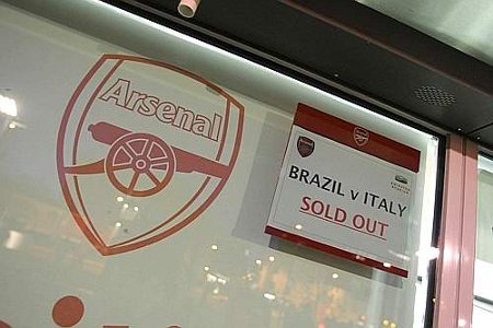 Rasprodat "Emirejts" čekao je fudbalere Italije i Brazila.