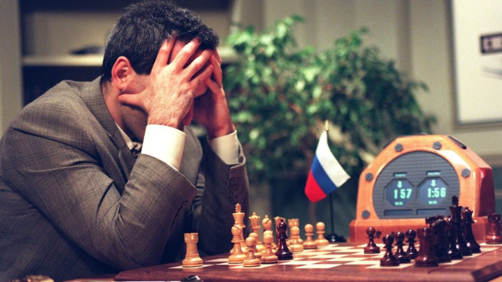 Mnogi veruju da je Gari Kasparov zbog svojih velikih grešaka poražen od IBM-ovog računara. Photo/Stan Honda/AFP/Getty Images