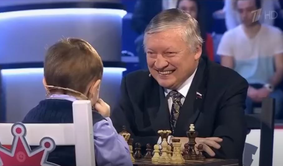 Anatolij Karpov odigrao je u televizijskom studiju partiju protiv trogodišnjeg Mihaila Osipova.