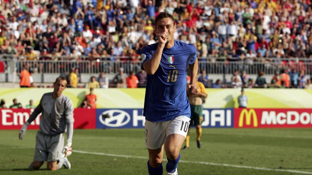 Frančesko Toti je sigurnom realizacijom sa penala odveo Italiju u četvrt-finale.