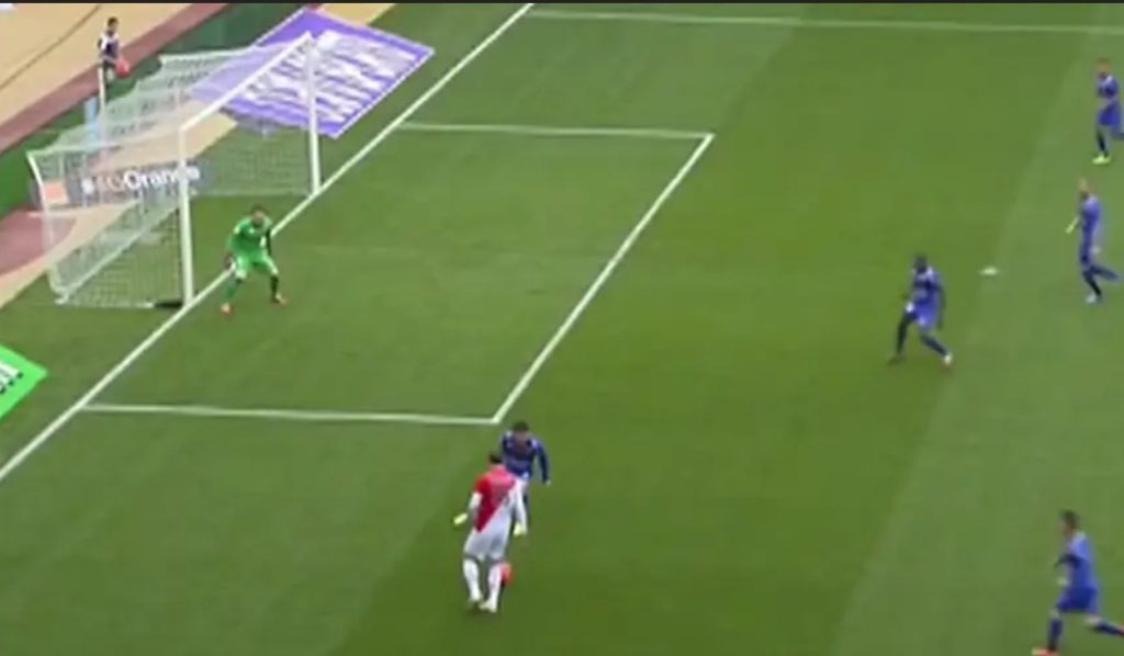 Dimitar Berbatov je prelepim udarcem savladao Ospinu.