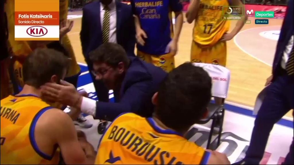 Fotis Kacikaris je na neobičan način rešio da obodri Šurnu.