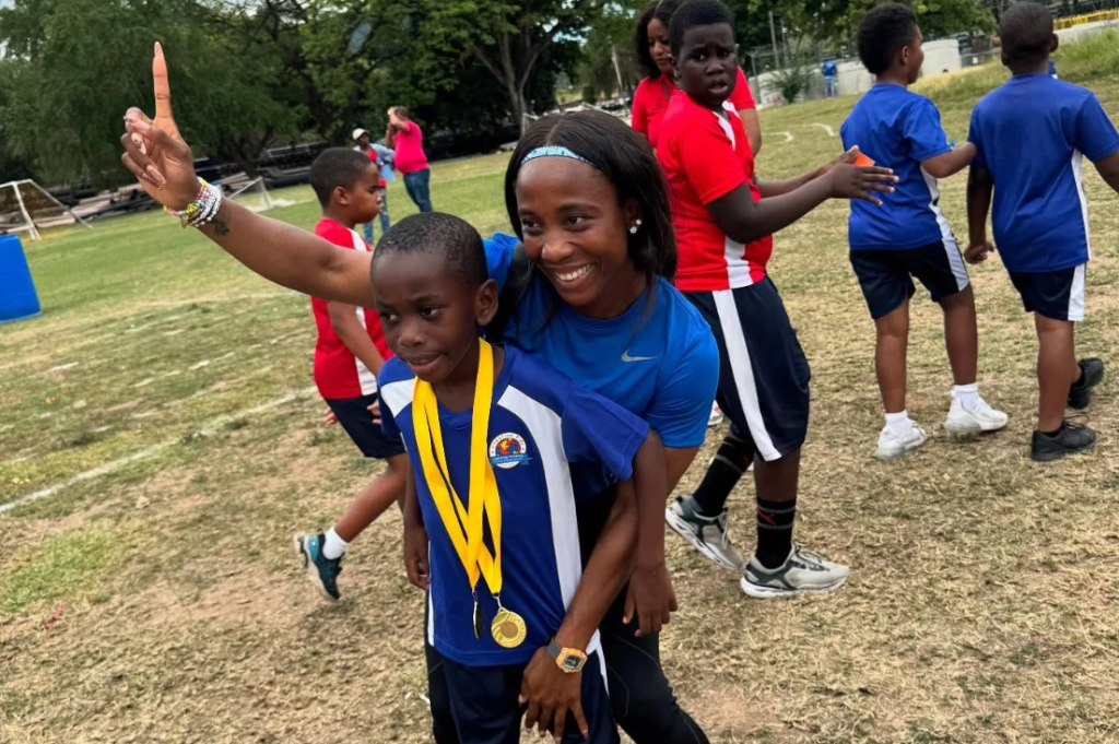 Šeli-En Frejzer-Prajs je pobedila u školskoj trci sina.