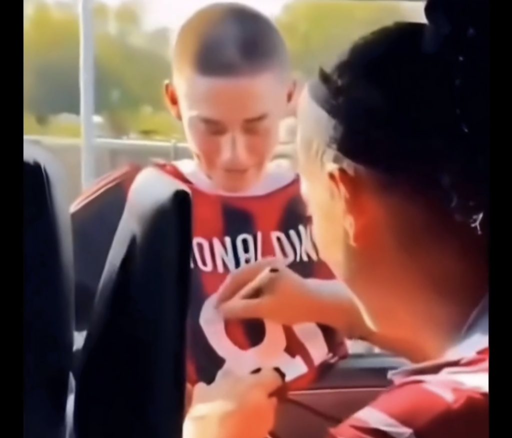 Ronaldinjo je potpisao dres i obradovao dečaka.