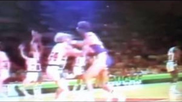 Kada Karim Abdul-Džabar nokautira rukija Kada Karim Abdul-Džabar nokautira rukija